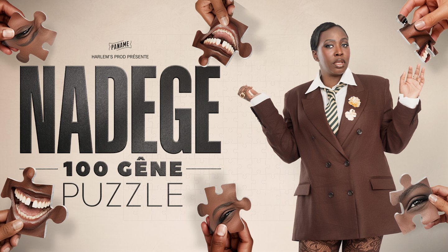 Affiche de PUZZLE, le spectacle de Nadège Mongerard, alias Nadège 100 Gêne, présenté par Harlem’s Prod. En costume marron, je hausse les épaules au milieu de mains qui tiennent des pièces de puzzle.